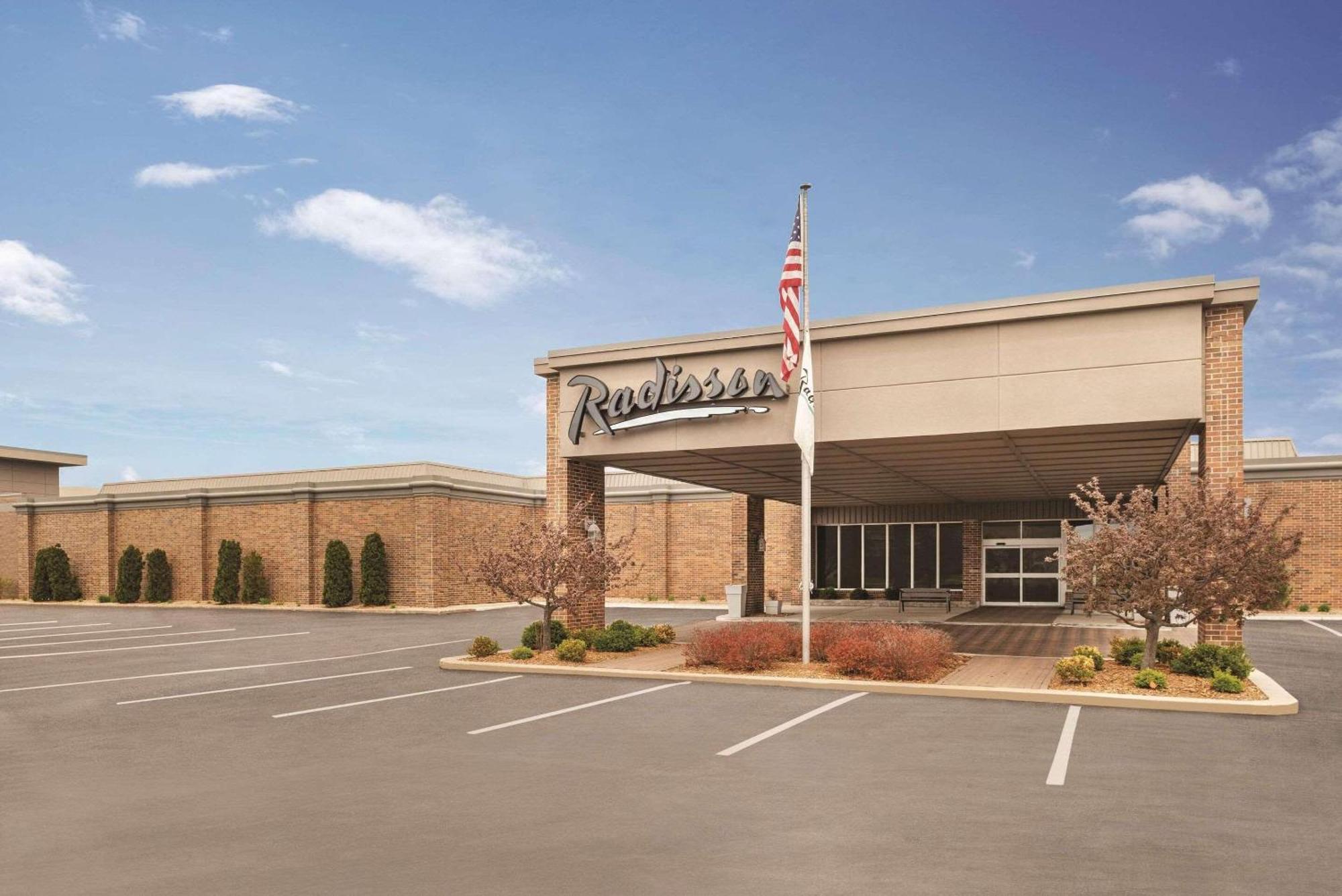 Radisson Hotel And Conference Center Fond Du Lac Exterior photo